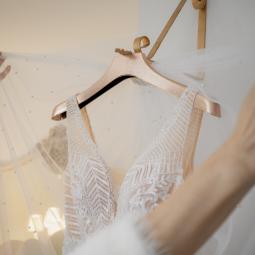 Compra un vestido de novia por 17 euros: cuando descubre lo que ha encontrado enloquece y recibe cientos de solicitudes