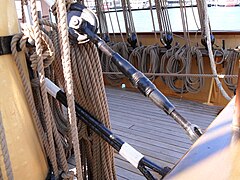 Bottle screw support for the main topmast fore stay of a sailing ship