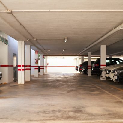 La pesadilla del coche okupa en el garaje: la forma más barata de evitarlo y qué hacer si alguien aparca en tu plaza 