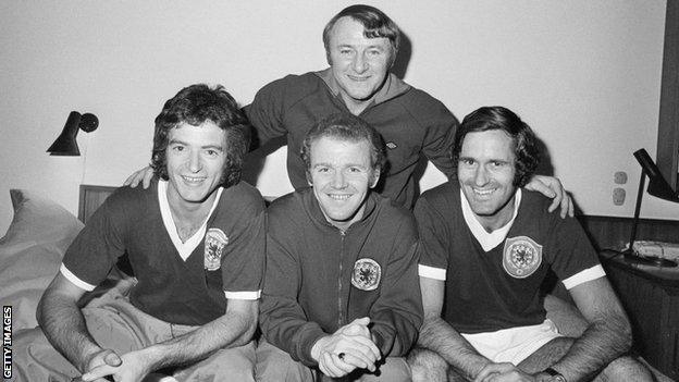 Tommy Docherty with Scotland players Wiilie Morgan, Billy Bremner and George Graham