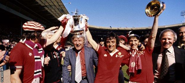 Tommy Docherty and Lou Macari (centre) celebrate Man Utd's FA Cup final win