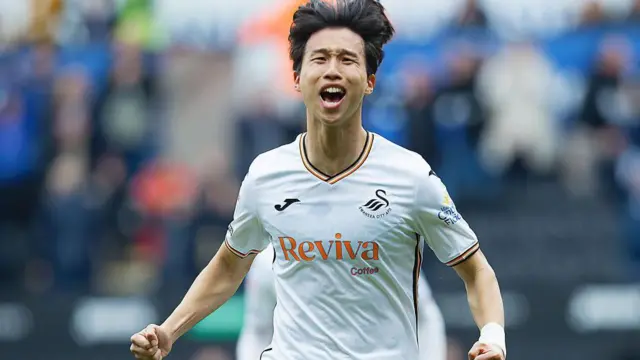 Eom Ji-Sung celebrates scoring against Middlesbrough