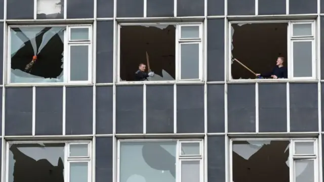 People clearDamage to building in Lviv from missile strike on 4 May 2022