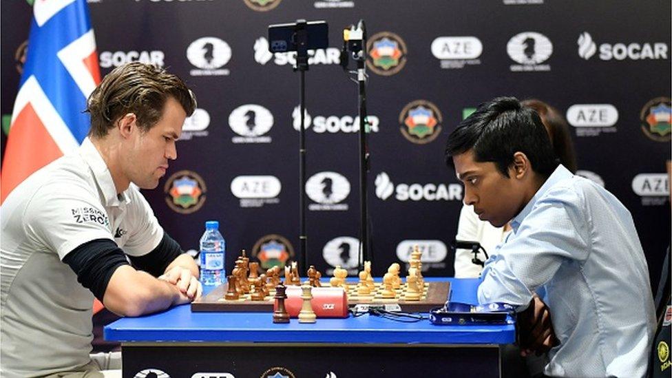 india's Rameshbabu Praggnanandhaa (R) competes against Norway's Magnus Carlsen (L) during the final at the FIDE Chess World Cup in Baku on August 24, 2023