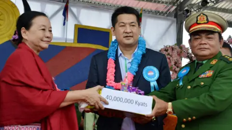 Courtsey Yatai She Zhijiang with Saw Chit Tu and a woman accepting a cheque 