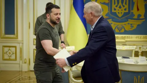 Ukrainian President Volodymyr Zelensky (left) and US Senator Lindsey Graham in Kyiv. Photo: 26 May 2023